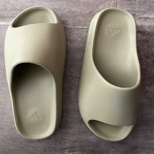 Yeezy Slides Women size 6